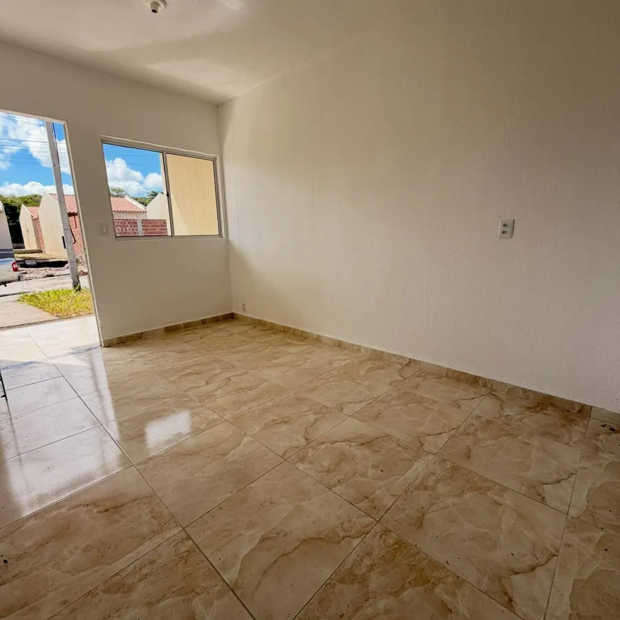 Sala com piso em porcelanato e janela com vista para o condomínio